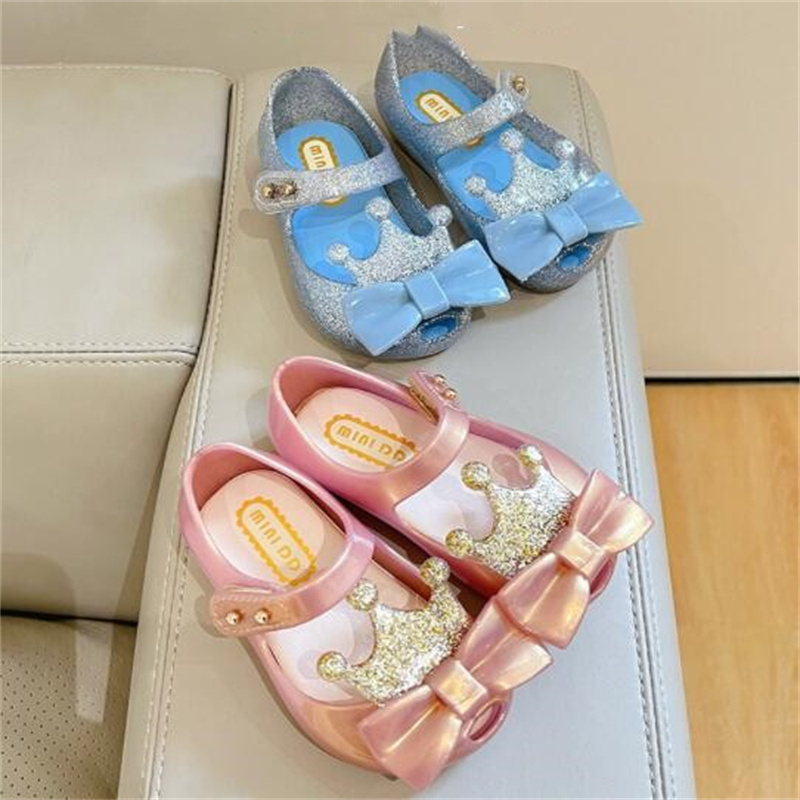 Yeni çocuk kızlar sandalet tasarımcısı jöle ayakkabıları taç yay prenses ayakkabıları yürümeye başlayan çocuk bebek plaj ayakkabıları pvc çocuk sandal slaytlar