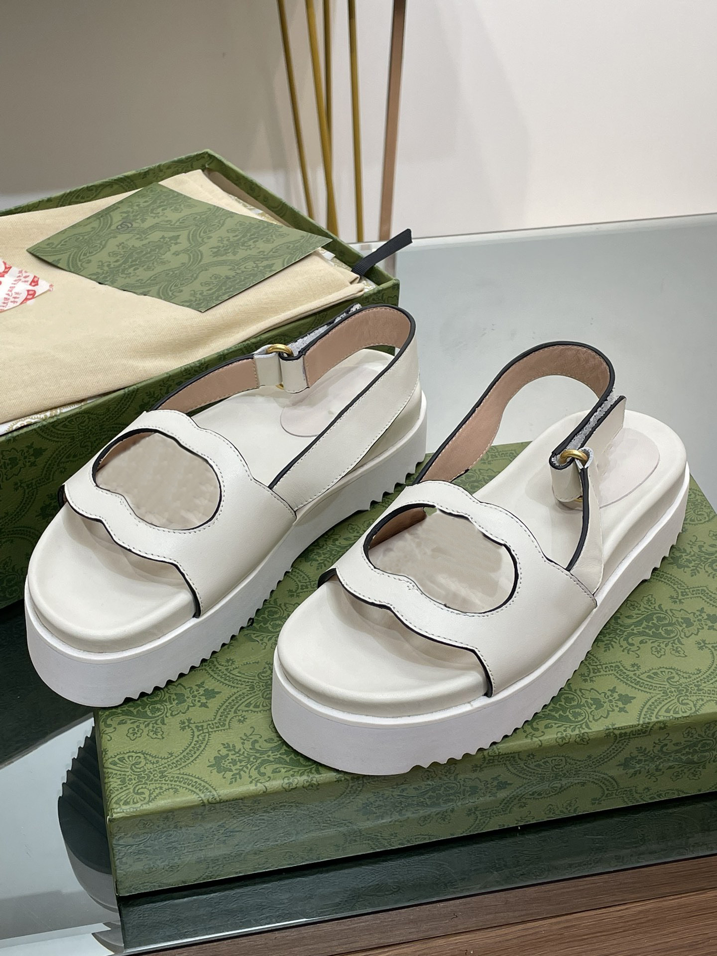Podwójny g grube sandałowy projektant sandałowy Summer New Woman Pratture Double G platforma sandałowa moda luksusowa krowica gumowa pojedyncza rzymskie klapki puste sandały literowe