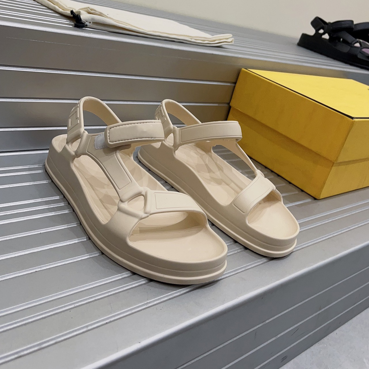 Luxus-F-Feeling-Damenschuhe, Designer-Sandalen aus weißem Gummi, Herren-Slipper, flache Pantoletten mit Kordelzug und breitem Band-Riemenverschluss, verziert mit Roma-Sandalen mit F-Motiv