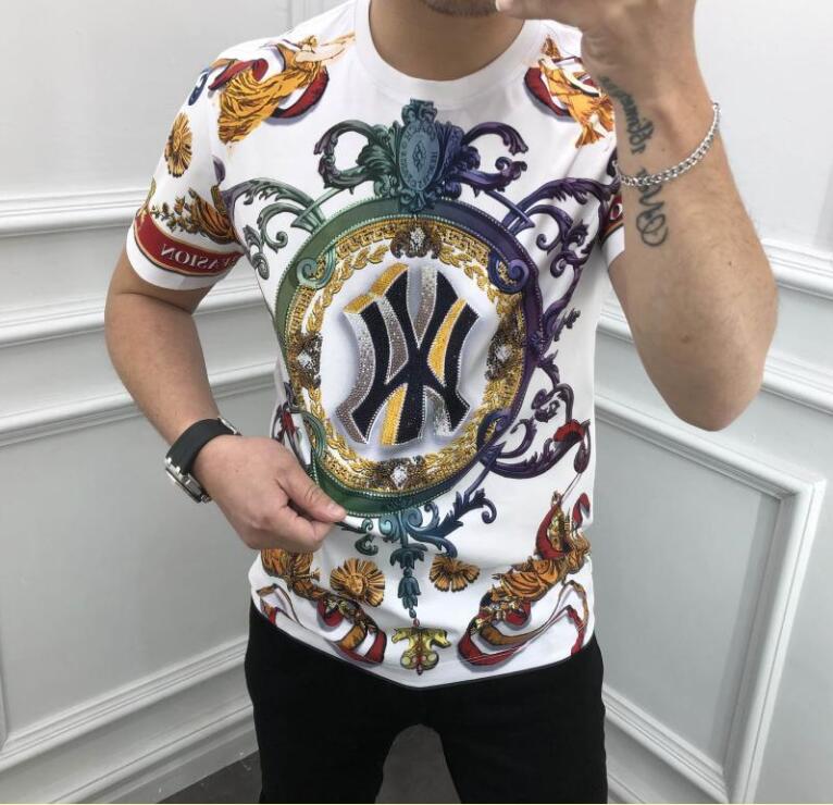 Camiseta de lujo Estación de Europa 2023 Verano Nueva Media manga Marca de moda para hombres Tendencia personalizada Industria pesada Camiseta de manga corta con estampado de diamantes calientes para hombres