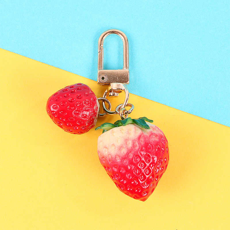 Nyckelringar 1 Strawberry Cute Red Heart Simulated Fruit KeyChain Female Jewel Colter Keyholder Keyring Bästa vän Gift G230526