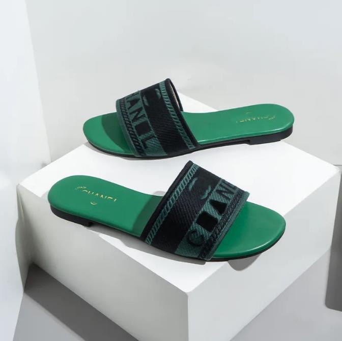 Zapatillas de diapositivas de tela bordada de lujo Diapositivas de diseñador para mujeres Sandalias de verano para caminar en la playa Zapatillas de mujer Zapatillas de moda de tacón bajo Zapatillas planas Sandalias planas