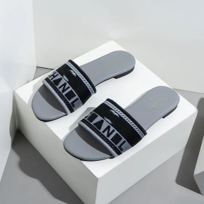 Luxury broderade tyg Slid tofflor Designer Slides for Women Summer Beach Walk Sandals Fashion Low Heel Flat Slipper Shoes Storlek 36-42