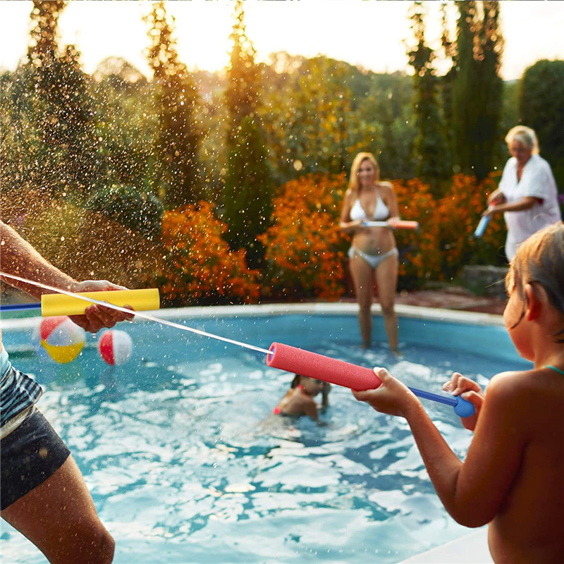 مدافع الماء المكبر للماء للأطفال مطلق النار المحمولة 4 ألوان 30 قدمًا أطفالًا رغويًا ماءًا ألعاب سباحة الصيف في الصيف