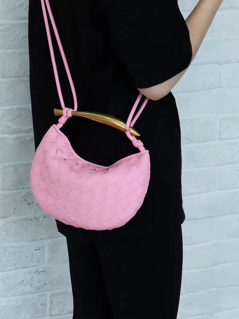 Kvinnor vävd väska stor kapacitet äkta läderhandväskor lyxdesigner metallhandtag sommar nya messenger väskor för kvinnliga