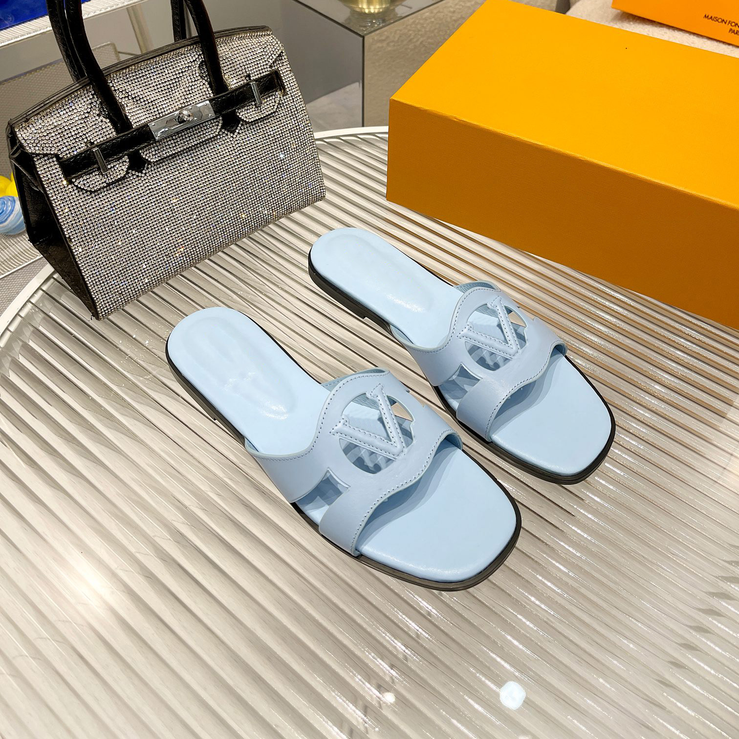 Designer tofflor kvinnor strandsandal mulor platt bilder bokstäver tygutskärning l cirkel signatur på dess rem toraffare kvinnor sommar utomhus läder sula skor