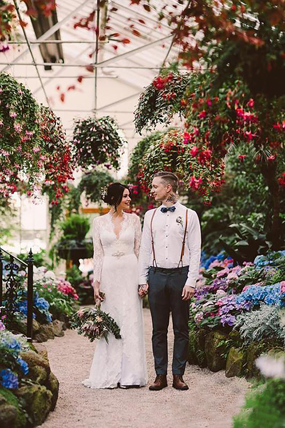 2023 Kate Middleton dans Jenny Packham Dentelle Boho Robes de mariée à manches longues avec ceinture Élégant col en V Gardern pays Robes de mariée de mariée