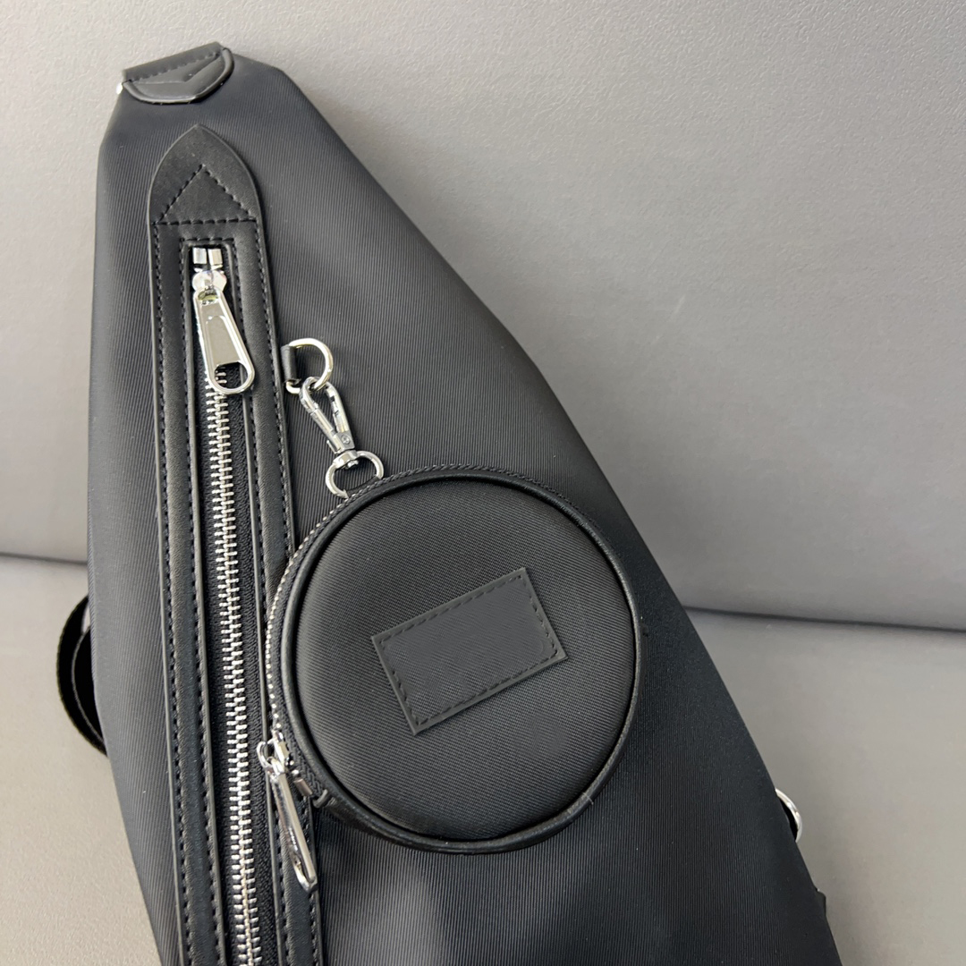 Designer's new chest bag trend leisure day backpack soft leather men's Joker texture backpack fashion slung shoulder bag