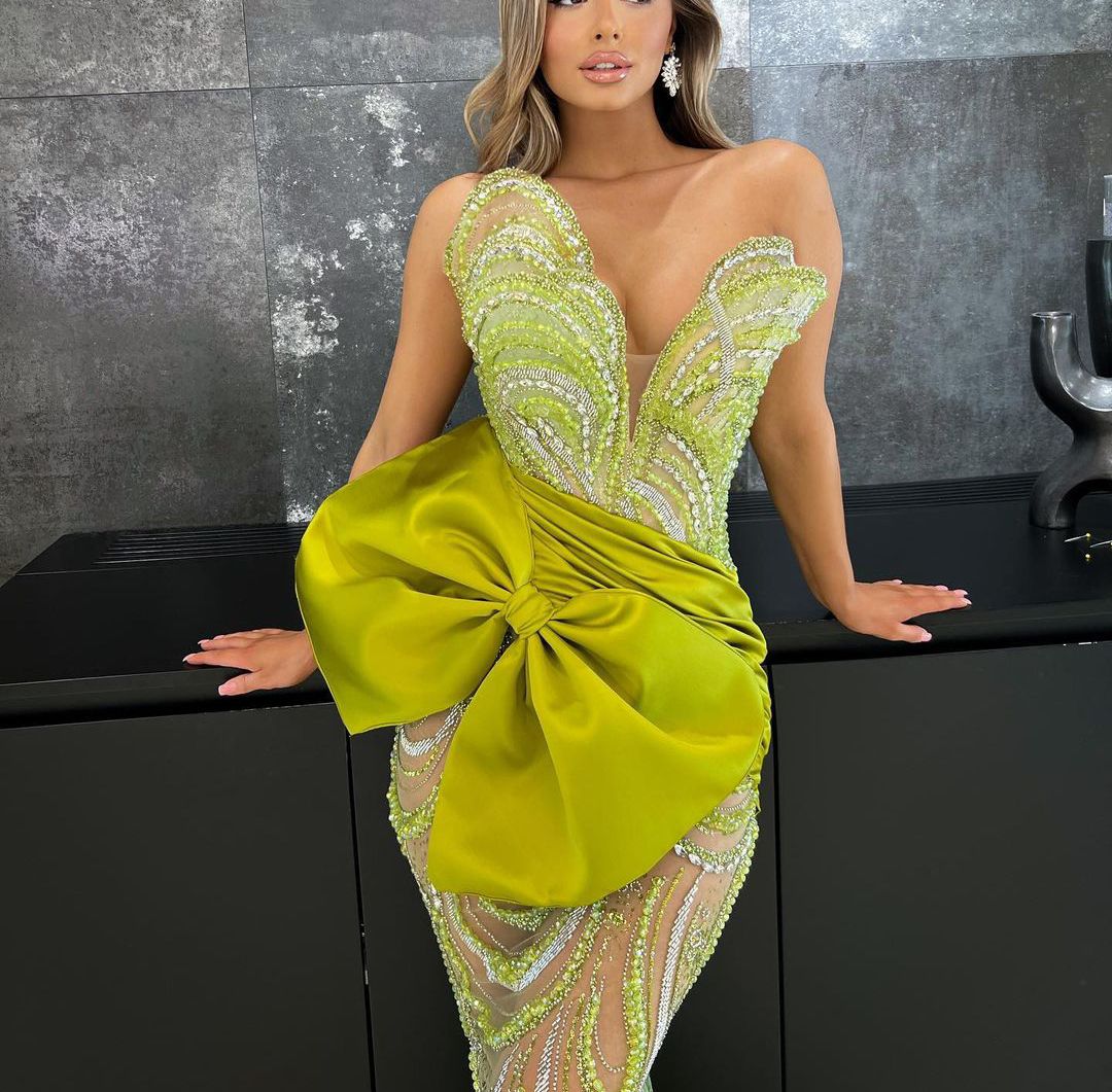 Exquisite Mermaid Prom Dresses Sleeveless V Neck Appliques Sequins Beaded Diamonds Lace Hollow Floor Length Satin Evening Dress Bridal Gowns Plus Size Custom Made