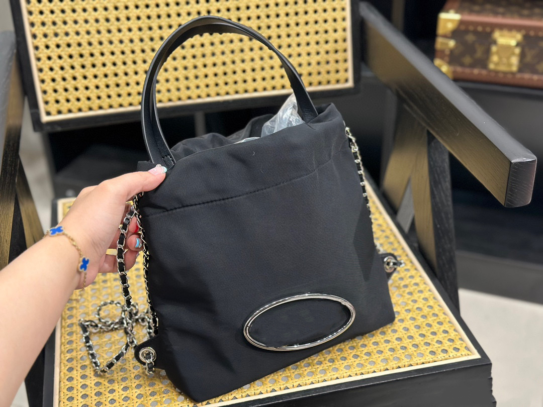 Fashion Nylon Bag Women's Handbag Large Capacity Tote Strapping Chain Dingdang Bag Metal Sequins D Logo Designer Luxury Bag ID royalfashion_bag