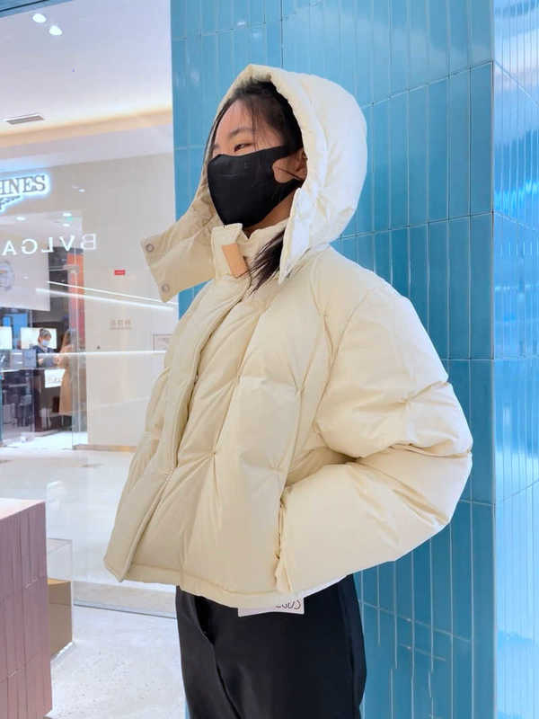 Kvinnorjackor Designer 23 år South Oil Women's Down Jacket Hooded Back Bag Design med 90 Filling Y9kg