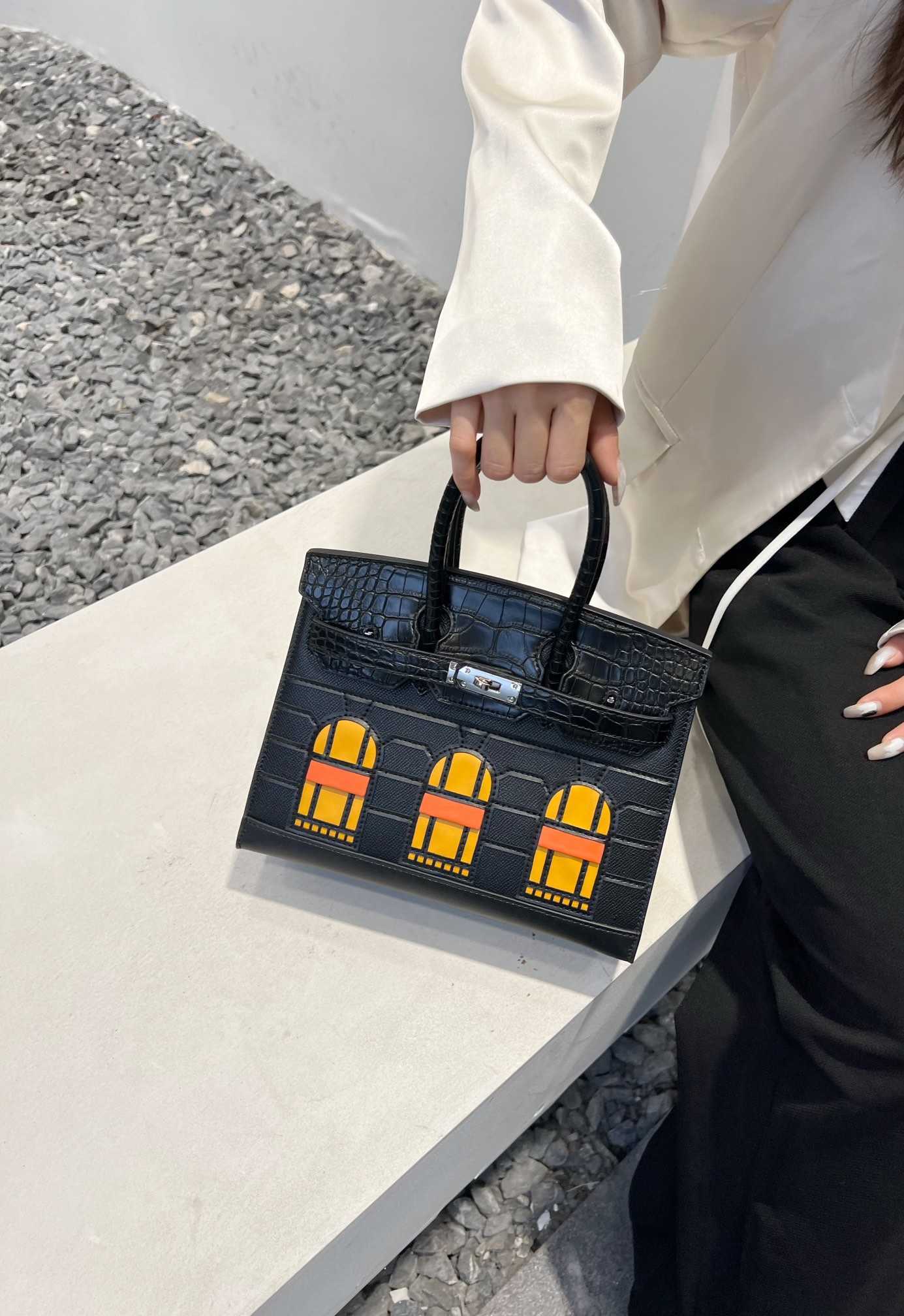 H Bag de moda de grife clássica 2024 Novas mulheres feitas de couro genuíno com bandana de alto sentido e bolsa de couro pequeno h tem um logotipo real