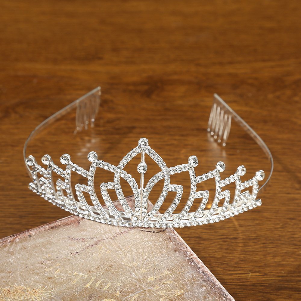 Toptan Güzel Rhinestone Başlıkları Kristal Sıcak Saç Tarağı Kadınlar veya Kızlar İçin Düğün Partisi Hediyesi Gümüş Dekoratif Head Tiara Pin Aksesuarları