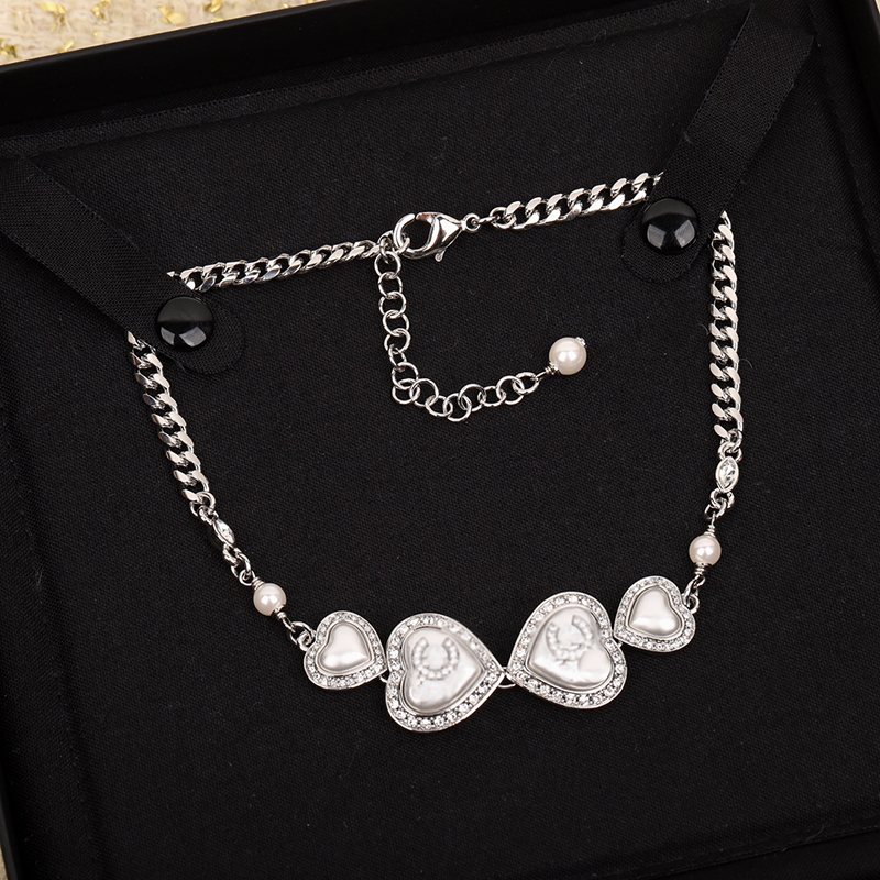 Designerluxury Classic Heart Shaped White Pearl Necklace Dubbel bokstav Kopparpläterad silver kubansk kuban mässing Charm Pendant Halsband Leverera Mother Holiday Gift