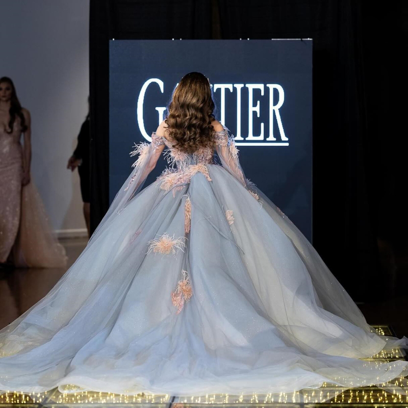 Mexique ciel bleu hors de l'épaule robe de bal robe de Quinceanera appliques plume avec cape robes de fête d'anniversaire doux 16 15 robe de bal