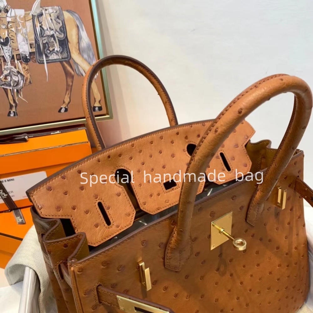 Kabartmalı Tasarımcı Çanta Tote Çanta Moda Lüks Cüzdanlar Bayan Gerçek Gerçek Deri Bayanlar Crossbody Çanta 30cm Damgalı Kilitli Eşarp At Çeki