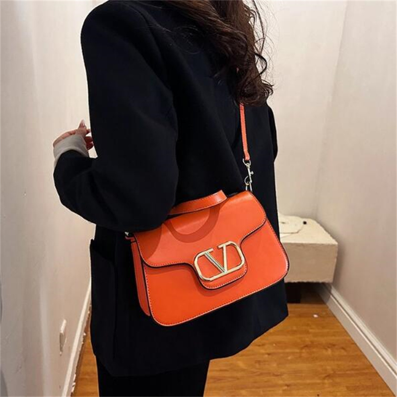 High Quality 2023 New Fashion luxurys Designers Women Sliver Chain Crossbody Bag Leather Handbag Tote Ladies Flip Cover Diagonal Shoulder Bags Wallet