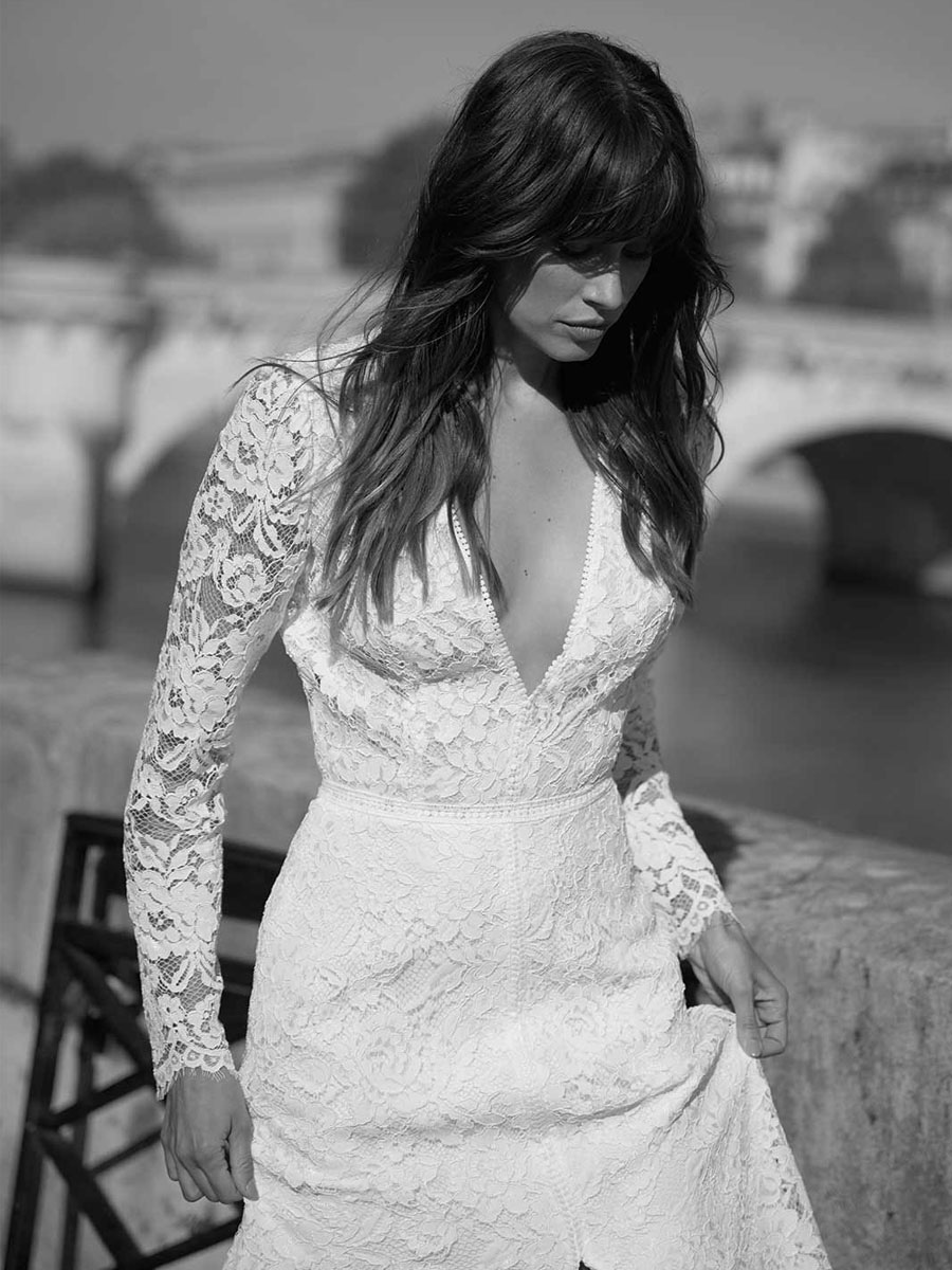 Designer Modern White Lace A Line Wedding Dresses Plunging V Neck With Long Sleeves Bride Gowns Sexy Front Split Boho Garden Beach Buttons Back Robes de Mariee CL2983