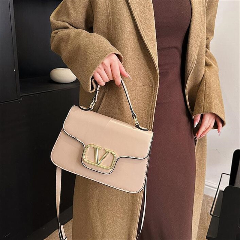 High Quality 2023 New Fashion luxurys Designers Women Sliver Chain Crossbody Bag Leather Handbag Tote Ladies Flip Cover Diagonal Shoulder Bags Wallet