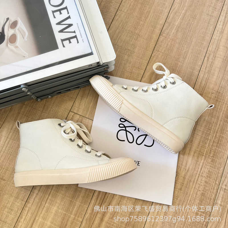 17% DI SCONTO Scarpe sportive 2024 Velvet Board New Lace Up High Top Biscuit Fashion Casual Little White Single Shoes