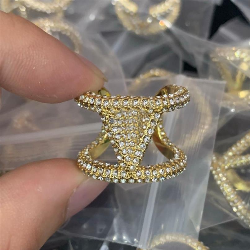 2022 anelli di nozze progettati Anello aperto di moda da donna V modello alfabeto Ottone placcato oro 18 carati Anello da donna con diamanti in cristallo Designer229O