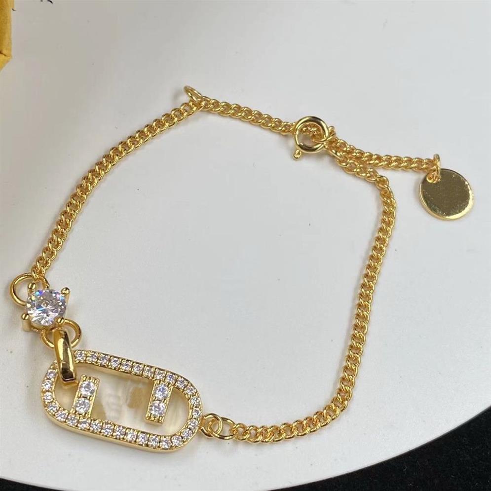 Micro inlays Crysta Womens Bracelets Fashion Diamonds Bangle Lady Brass محفورة و أحرف الأبعاد جوفاء خارج سوار أوروبا أمريكا