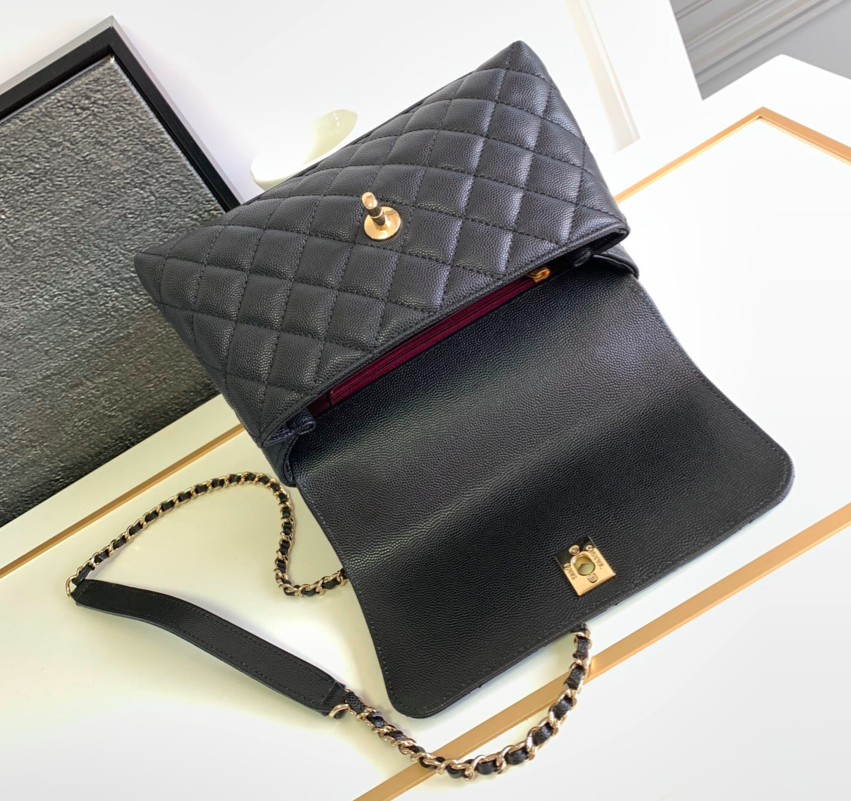 Flap handbag, the classic style is almost the best, with added leather chain embellishment, making it even more soft and cute.