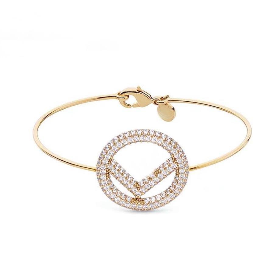 Micro inlays Crysta Womens Bracelets Fashion Diamonds Bangle Lady Brass محفورة و أحرف الأبعاد جوفاء خارج سوار أوروبا أمريكا