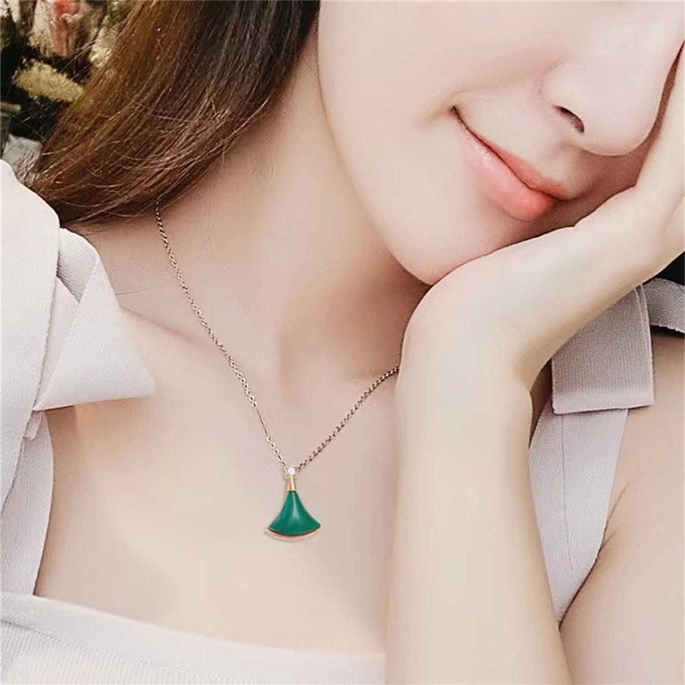 Designer fashion dress new Pendant Necklaces for classical women Elegant Necklace Highly Quality Choker chains Designer Jewelry 18296F