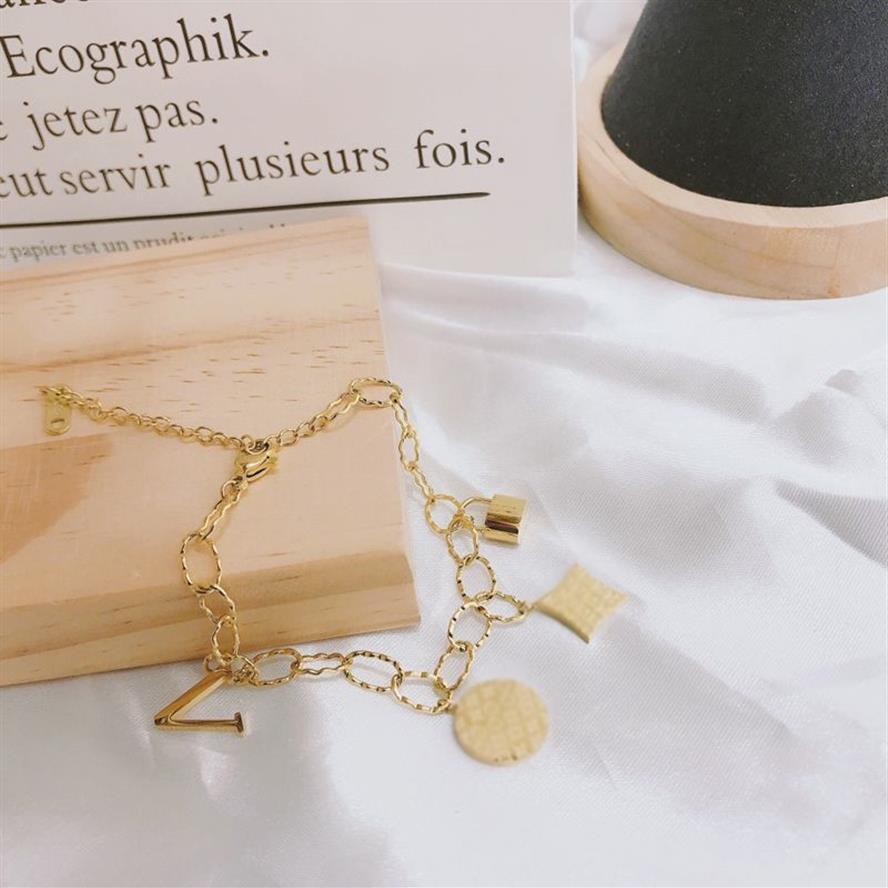 Diseñador de alta calidad Diseño Brazalete Pulseras Mujeres Brazaletes Diseñadores Carta delicada Joyería 18K Chapado en oro Acero inoxidable Weddin1996