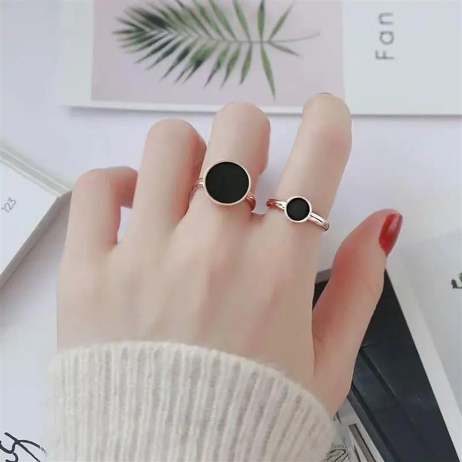 Cincin Titanium Asli Premium Lapis Emas Bentuuk Bulat Bahan Warna Hitam okrągła czarna powłoka błyszcząca tytanowa stalowa pierścień Rose Gold Do3027