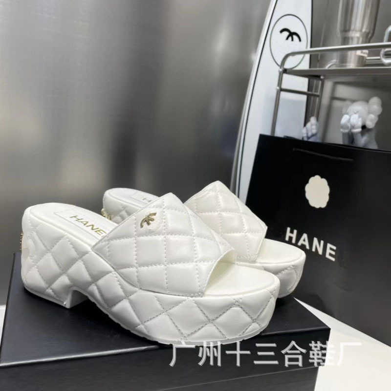 Sapatos esportivos 2024 Xiaoxiangfeng Ling Uma linha Verão Novas Mulheres Outwear Pele de Carneiro Matsuke Fundo Grosso Plataforma Impermeável Chinelos de Salto Alto