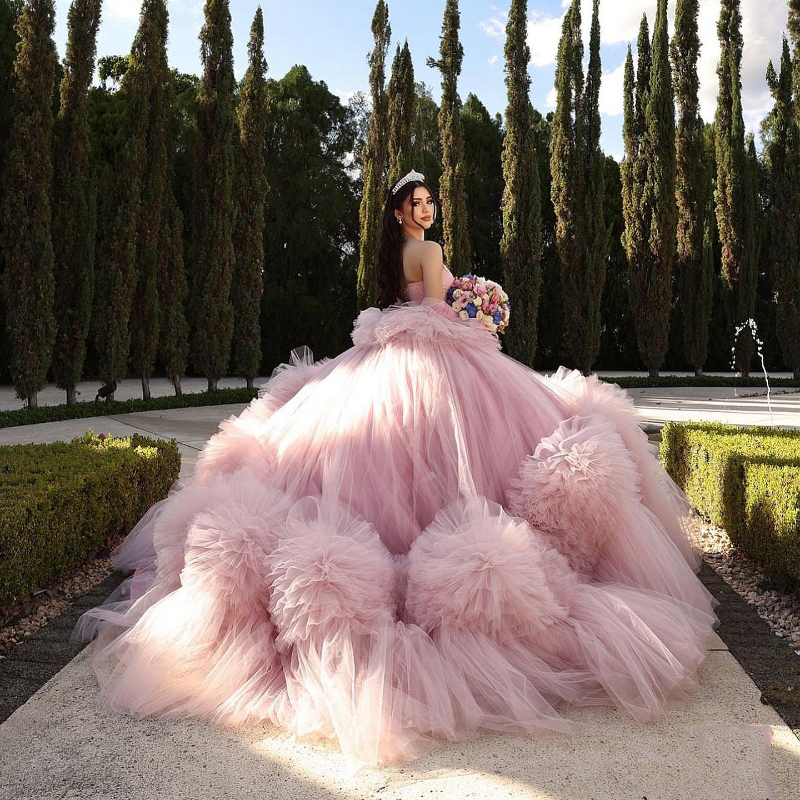 Pembe Omuz Kapalı Quinceanera Elbiseler Tül katmanlı boncuk yarışmacı dantel yukarı vestidos de 15 anos 2024 Prenses Balyoyu