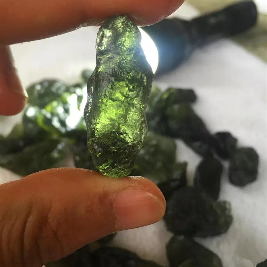 Un colgante de piedra de cristal de aerolitas verdes de Moldavita Natural, energía apotropaic4g-6g, lote de cuerda, collar único 2103192554