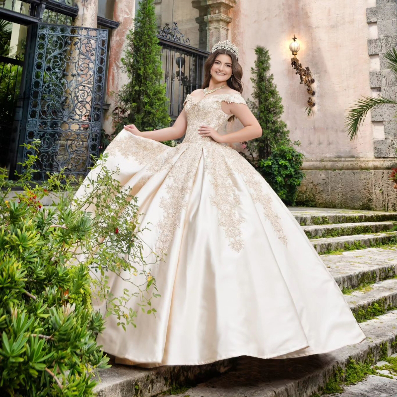 Robe de bal en satin champagne clair robes de Quinceanera fête appliques de dentelle perles sur l'épaule Cendrillon 16 robes de princesse robes de 15