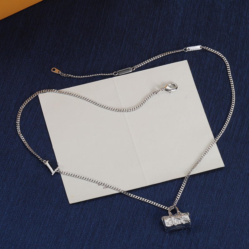 Med Box Luxurys Sale Pendant Halsband Fashion For Man Woman Bag Flower Mönster Letter Designers Märke Halsband Mensmens smycken