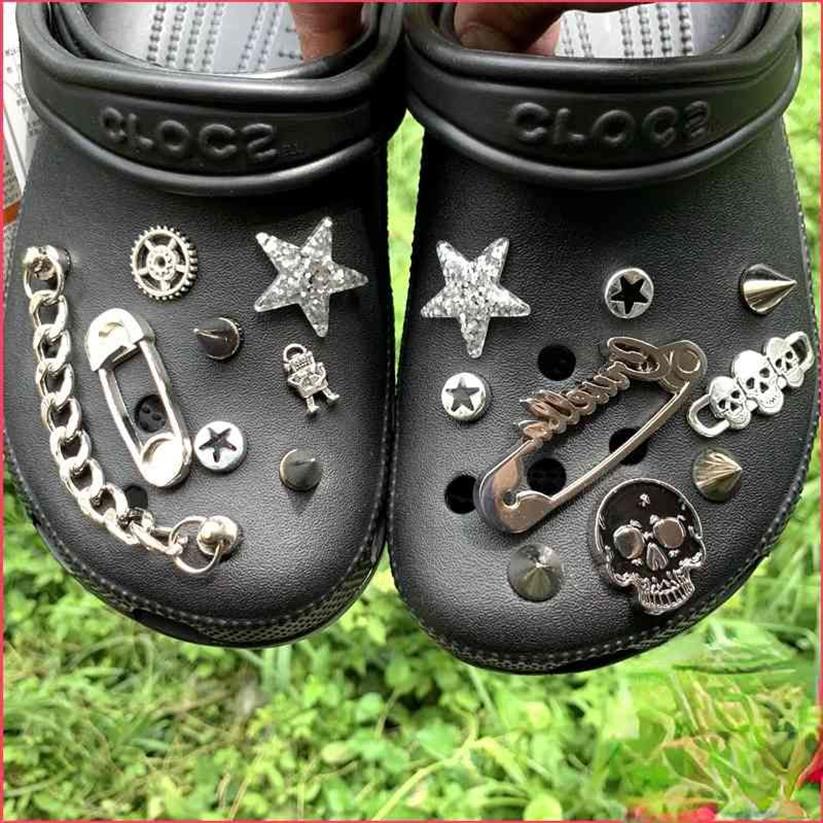 Métal Punk Croc Charms Designer Vintage Pin Rivet Chaîne Chaussure Décoration Sabots Enfants Garçons Femmes Filles Cadeaux Charme pour CROC Jibbi270y