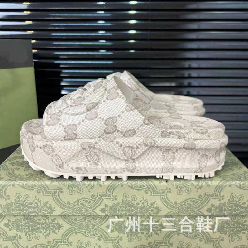 Sports shoes 2024 Thick soled sponge cake straight line for women external sandals summer new macaron fairy style beach slippers