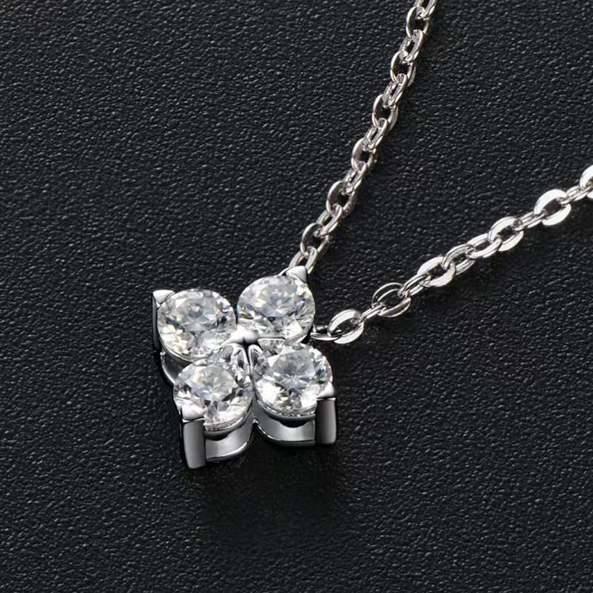 ペンダントネックレストレンディ0 4ct DカラーVVS1 Moissanite Cloverネックレス