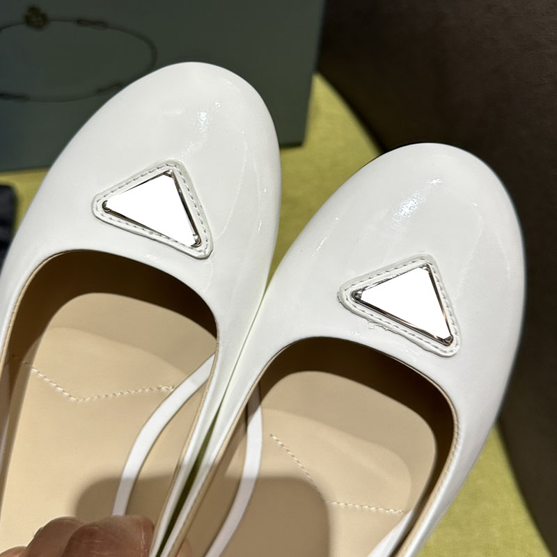 Berömda kvinnliga designer klänningskor ny lyx klassisk triangel mode balett lägenheter desig sko äkta läder anti bilder ensam eleganta söta damer loafers sko