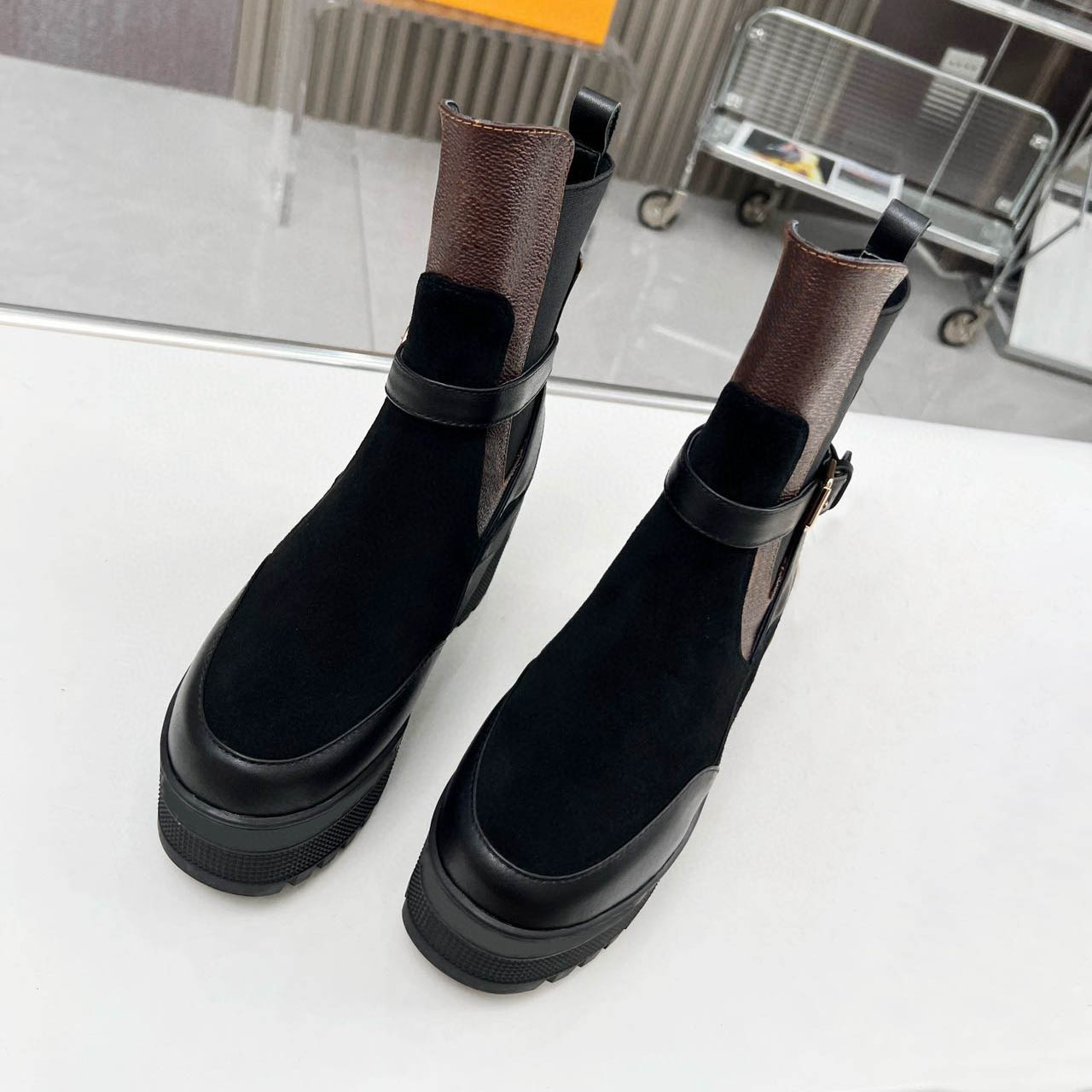 Bottes mi-longues de créateur Antidérapantes Résistantes à l'usure Cuir souple Confortables aux pieds À la mode Polyvalentes Vente classique et intemporelle