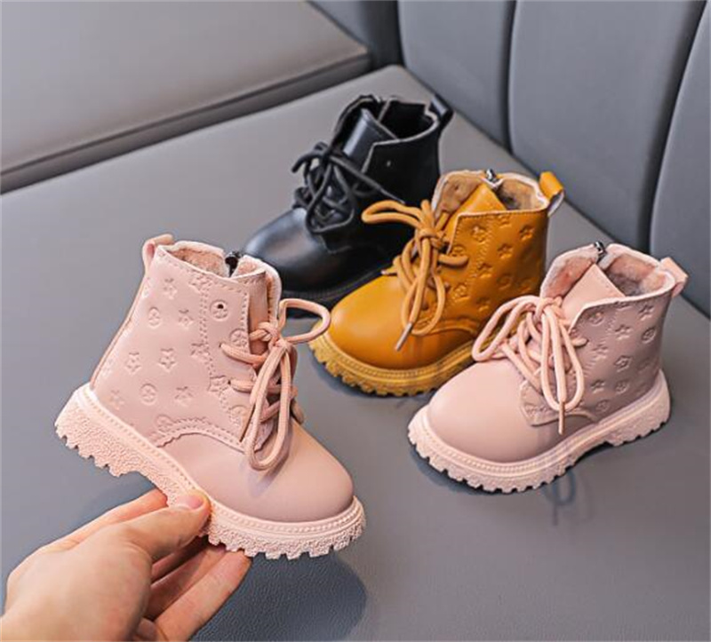 Stivali bambini autunno inverno 2024 Stivali con cerniera laterale con cinturino incrociato Stivali in morbida pelle PU premium Scarpe antiscivolo piatte Tendenza Stivali da ragazza ragazzo