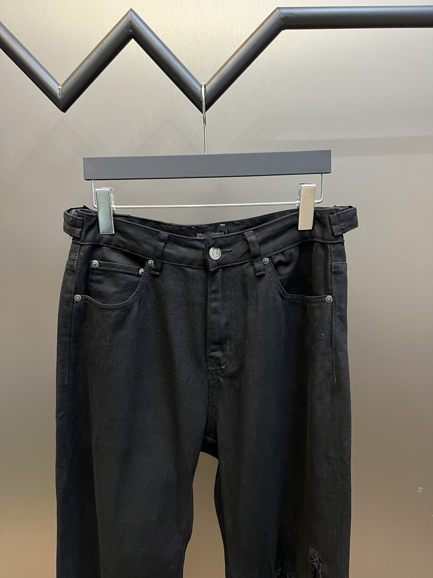 Modedesigner-Jeans im Frühherbst, Netzrot, mit einem Messer geschnitten, um zerrissene schwarze Herren- und Damenjeanshosen zu zerstören