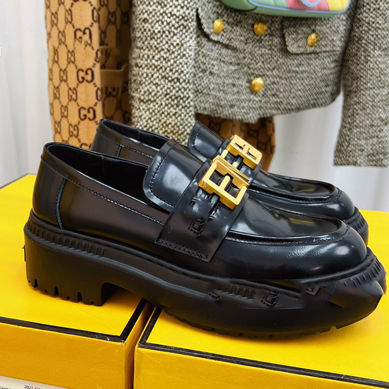 Stilista Scarpe eleganti con fibbia in metallo lettera mocassini casual da donna 2023 nuovi britannici aumentano suola spessa scarpe singole nere piccole scarpe in pelle