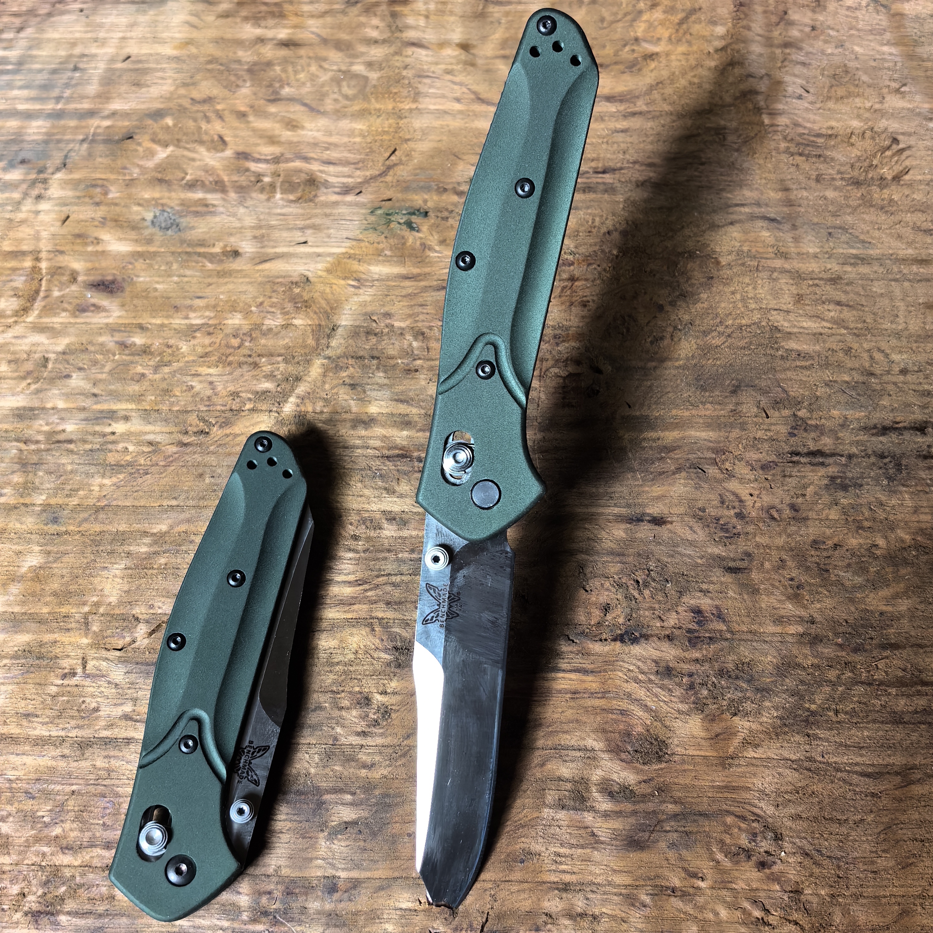 940S30V steel blade with plain edge and satin finish. The 6061-T6 aluminum treatment is anodized green with 420 lined steel pads and purple titanium