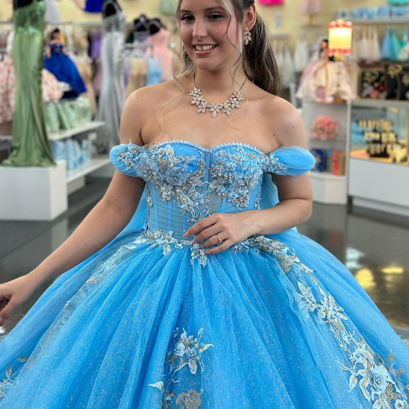 スカイブルーの光沢のある恋人Quinceaneraドレス2024ボールガウンケープアップリケレースレースプリンセスパーティーガウンVestidos 15 DE