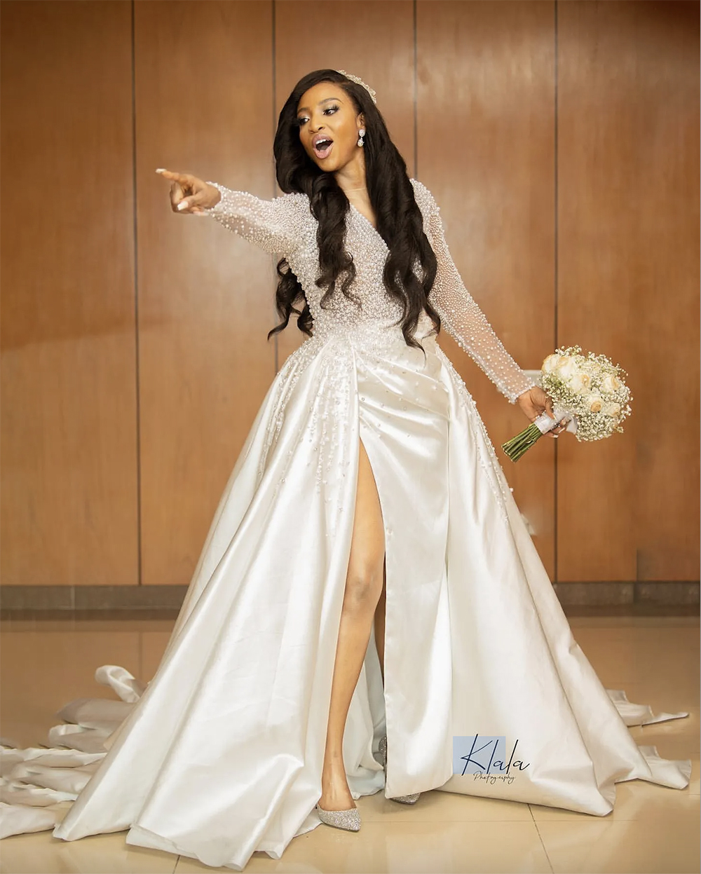Illusion Pearls Crystal Country Wedding Dresses 2023 African Long Sleeve Side Split Arabic Satin Church Garden Bridal Reception klänningar Robe de Mariee