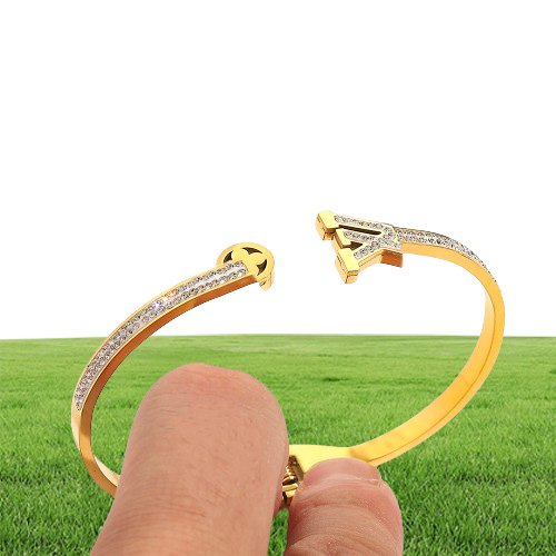 Designer -Marken -Armbänder Frauen Bangle Luxus Designer Buchstabe Armband Kristall 18K Gold plattiert Edelstahl Hochzeitsliebhaber GIF1102962