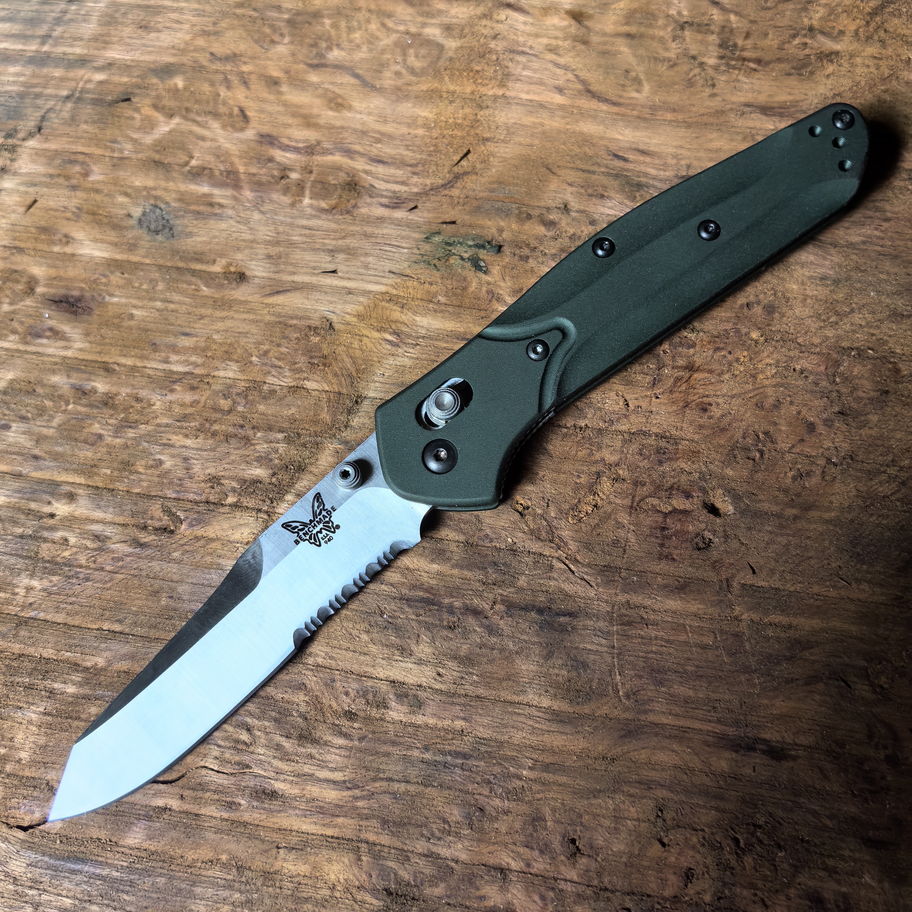 940S30V steel blade with plain edge and satin finish. The 6061-T6 aluminum treatment is anodized green with 420 lined steel pads and purple titanium