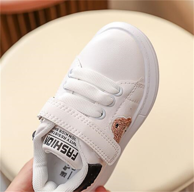 2024 Wiosna nowe białe zaklęcie kolor buty dla niemowląt miękkie buty do chodzenia swobodne sportowe buty dziecięce chłopiec i płaskie buty
